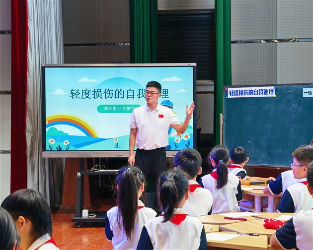 棠外附小在双流区首次室内体育教研活动中献课获好评 