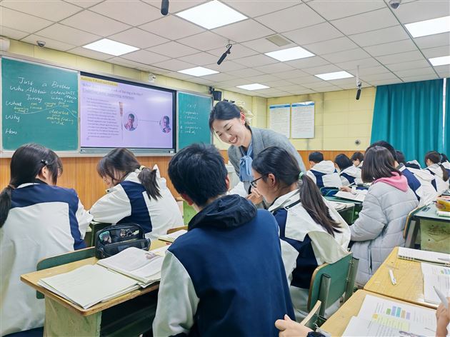 四维能力协同进阶 共筑英语“好课堂”——李秀芳外语名师工作坊成功举办新教师课堂展评活动