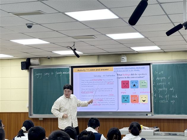 四维能力协同进阶 共筑英语“好课堂”——李秀芳外语名师工作坊成功举办新教师课堂展评活动 