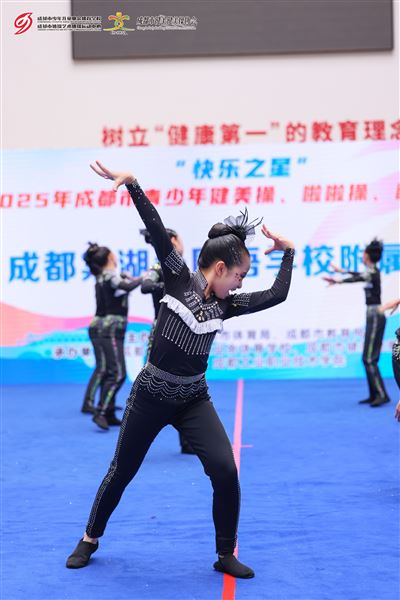 成都市级赛场锋芒尽显，棠外附小爵士啦啦队包揽冠亚军