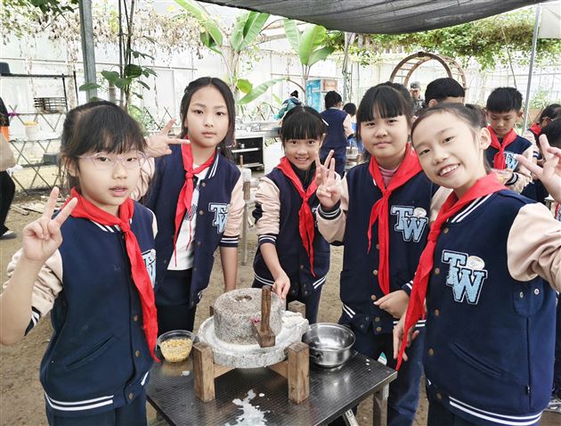 走进秋日庄园 品味劳动之趣——棠外附小二、三年级学生“沉浸式”研学活动