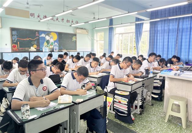 落笔惊风 书写芳华——我校高2025级举行校园书法大赛