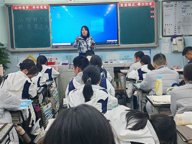 “以榜样为炬，燃青春之光”主题班会课