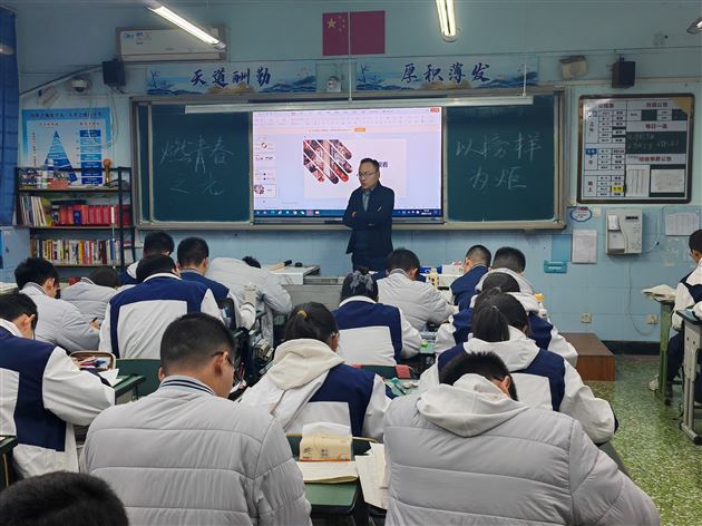 “以榜样为炬，燃青春之光”主题班会课