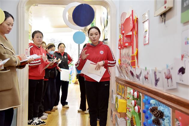 环境育人润无声 区角巧筑“活课程”——棠湖仁智幼儿园开展区角看评活动