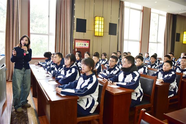 以赛促教锤炼技能 德心共育赋能成长——棠外初中开展2025年班主任技能大赛展评“主题班会课”（校内复赛）暨棠外初中“践行教育家精神，提升教师德心共育力”专题培训（第十六期）活动