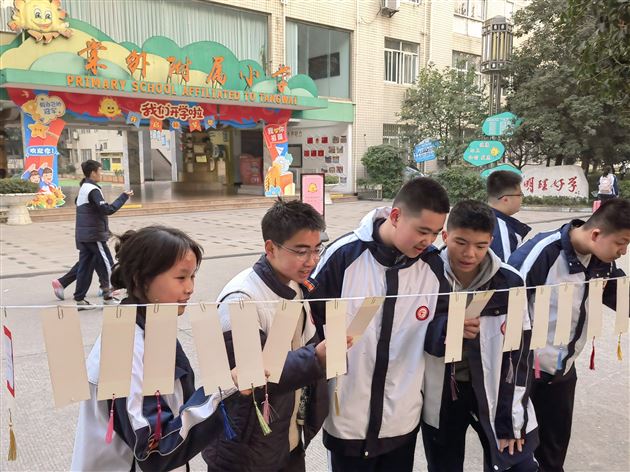 法治之光浸润校园 灯谜巧解宪法密码——棠外初中2025年宪法宣传周系列活动之法治游园会(一)