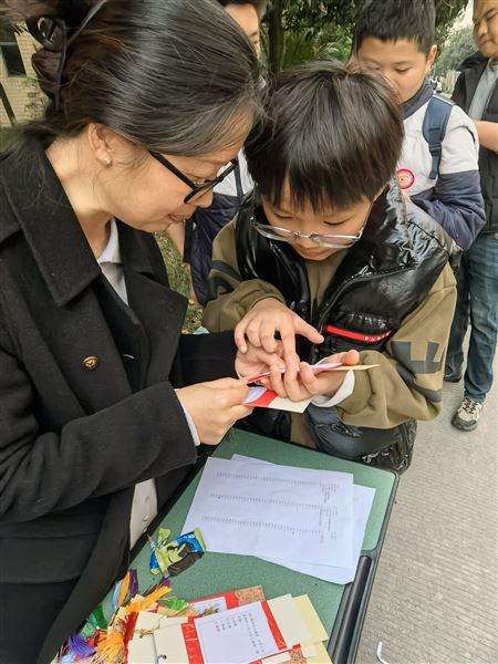 法治之光浸润校园 灯谜巧解宪法密码——棠外初中2025年宪法宣传周系列活动之法治游园会(一)