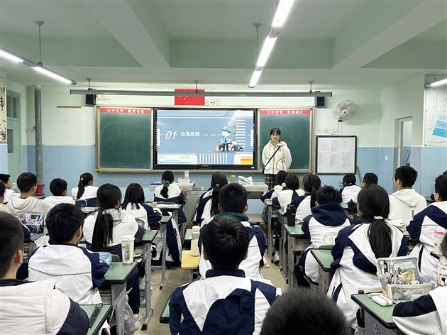 筑牢校内安全防线 联动家校平安护航——棠外初中开展2025年“全国交通安全日”主题班会活动