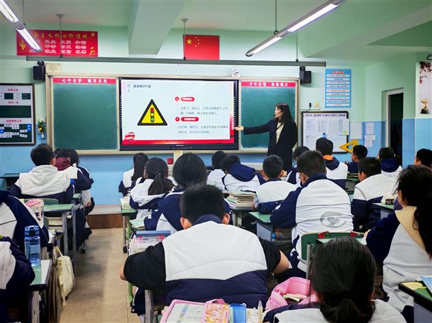 筑牢校内安全防线 联动家校平安护航——棠外初中开展2025年“全国交通安全日”主题班会活动