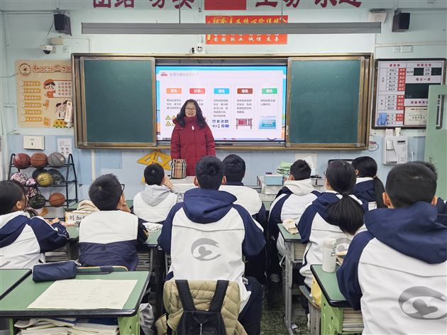 筑牢校内安全防线 联动家校平安护航——棠外初中开展2025年“全国交通安全日”主题班会活动