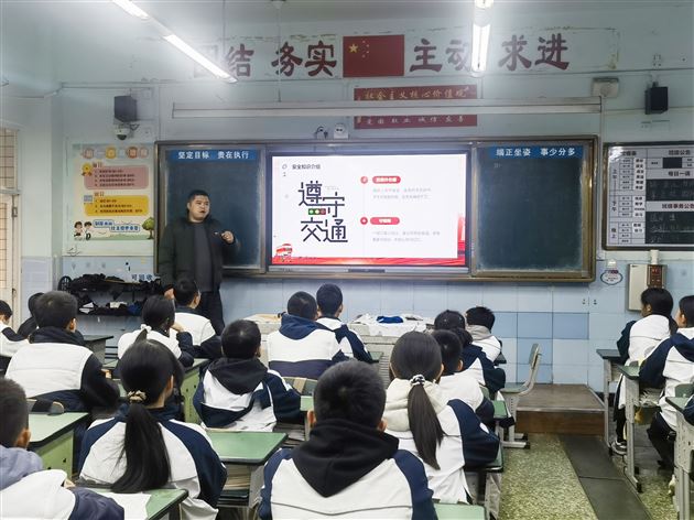 筑牢校内安全防线 联动家校平安护航——棠外初中开展2025年“全国交通安全日”主题班会活动