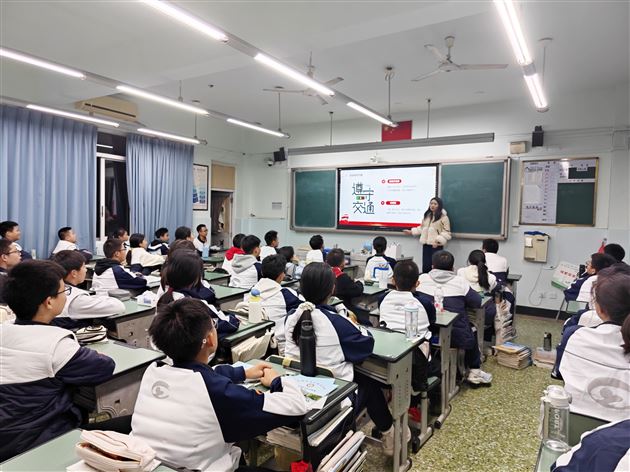 筑牢校内安全防线 联动家校平安护航——棠外初中开展2025年“全国交通安全日”主题班会活动