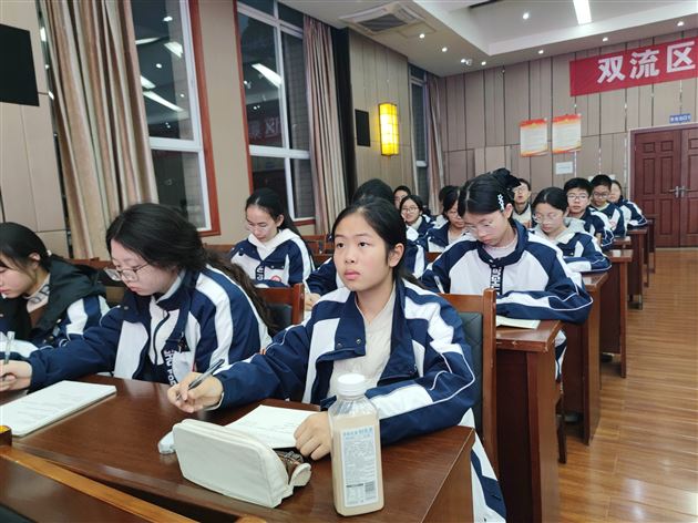 棠外初中2025年下半年共青团团课顺利召开