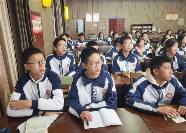 棠外初中2025年下半年共青团团课顺利召开