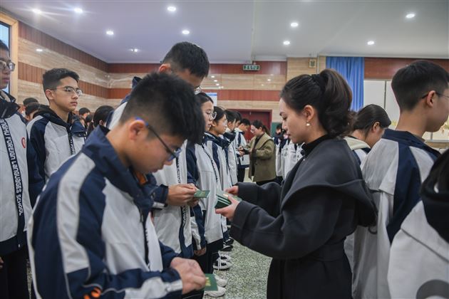 棠外初中举行2025-2026学年度上学期入团仪式