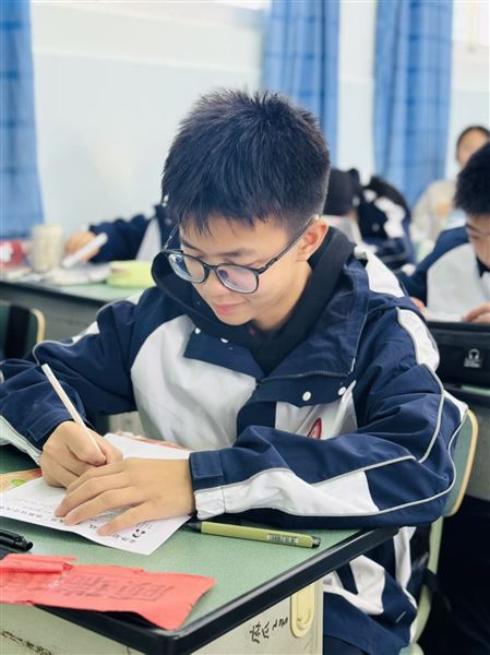 棠外初2025级“我爱我班”班徽设计大赛成功举办 