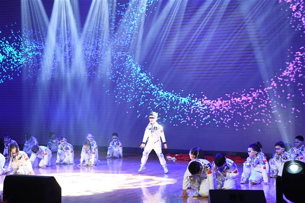 棠外举行2025年校园艺术节展演暨2026年新年文艺联欢晚会 