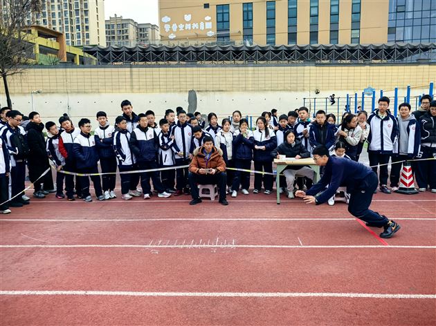 棠外初2025级开展“一跃成名”立定跳远比赛