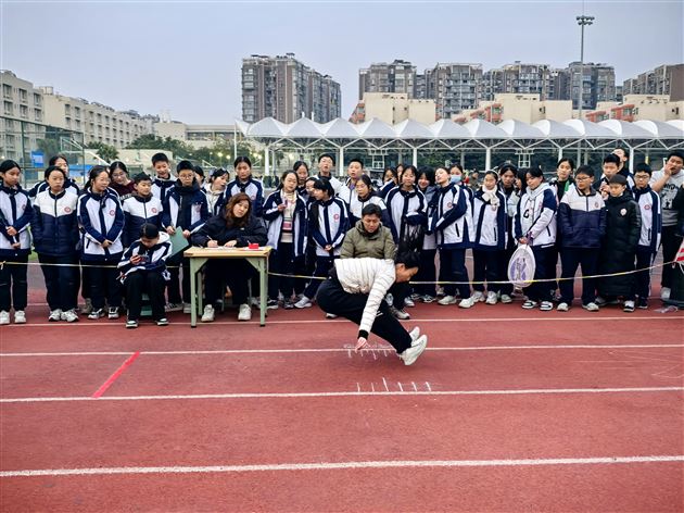 棠外初2025级开展“一跃成名”立定跳远比赛