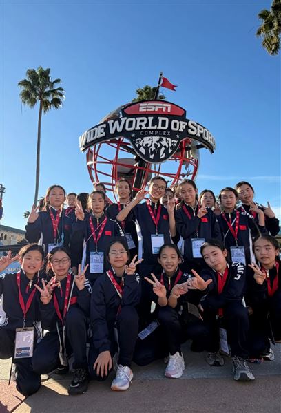 棠外附小啦啦操队问鼎世界冠军 