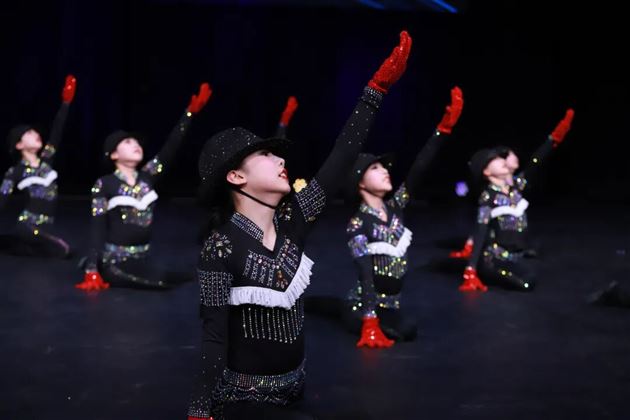 棠外附小啦啦操队问鼎世界冠军