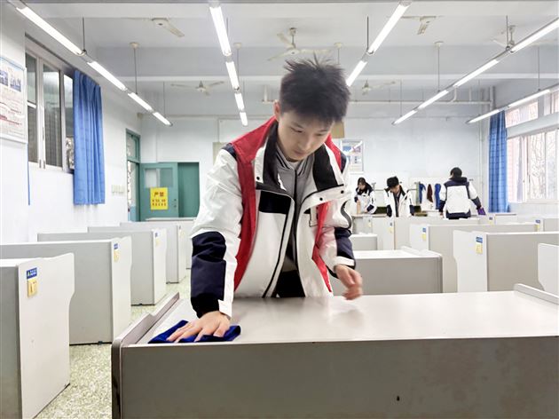 棠外高中“薪火”志愿者服务队开展实验室清洁志愿服务