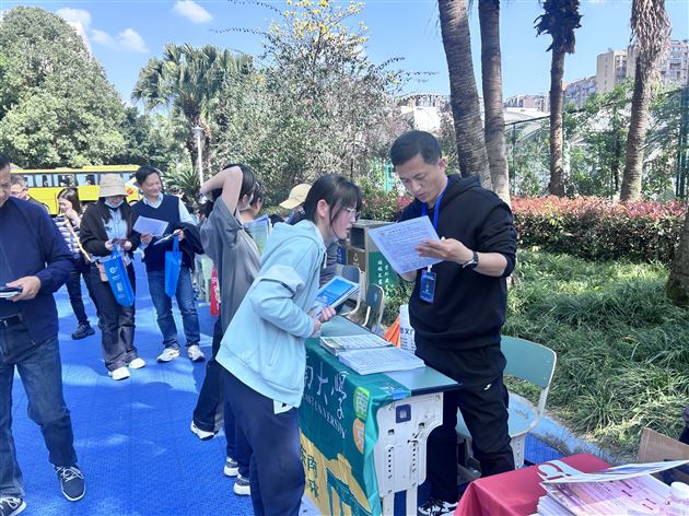 棠外举办生涯规划“高大衔接”暨65所高校展宣活动 (1).jpg