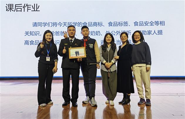 棠外附小举行六年级家长义工课堂讲座