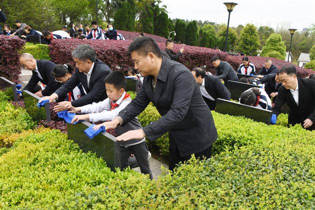 成都棠外“追寻·2026·清明祭英烈”主题教育活动