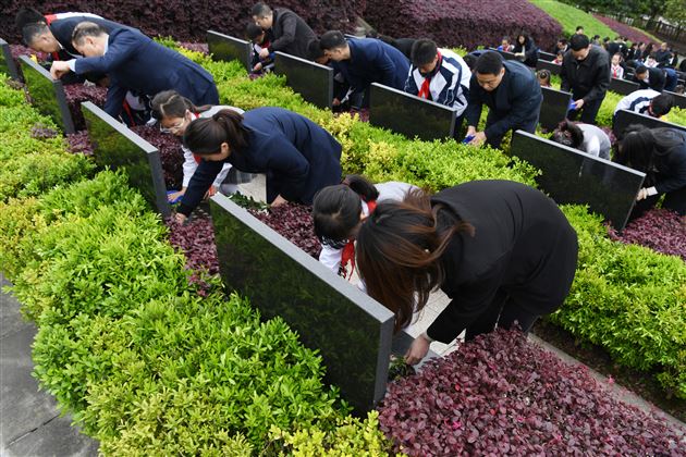 成都棠外“追寻·2026·清明祭英烈”主题教育活动