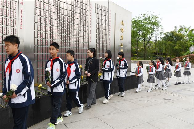 成都棠外“追寻·2026·清明祭英烈”主题教育活动