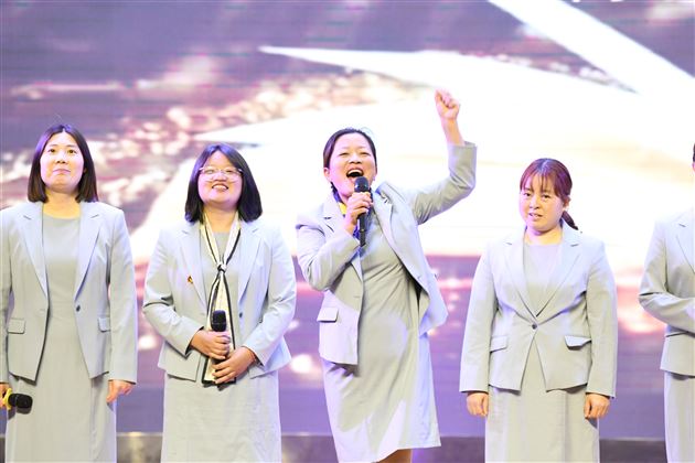 成都棠湖外国语学校初 2023 级学法指导暨学生表彰大会圆满举行