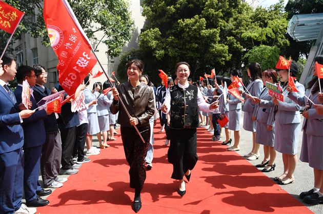 成都棠湖外国语学校初 2023 级学法指导暨学生表彰大会圆满举行 