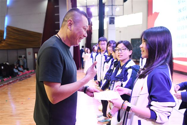 成都棠湖外国语学校初 2023 级学法指导暨学生表彰大会圆满举行