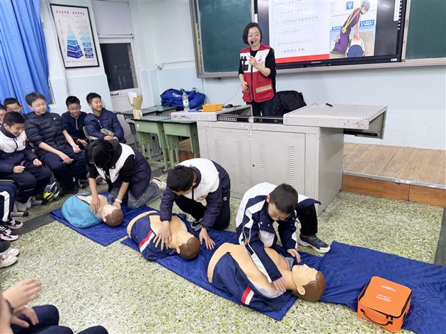 棠外初中2026年“家长进课堂”系列活动之职业敬畏与生命守护（一）