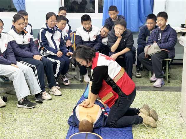 棠外初中2026年“家长进课堂”系列活动之职业敬畏与生命守护（一）