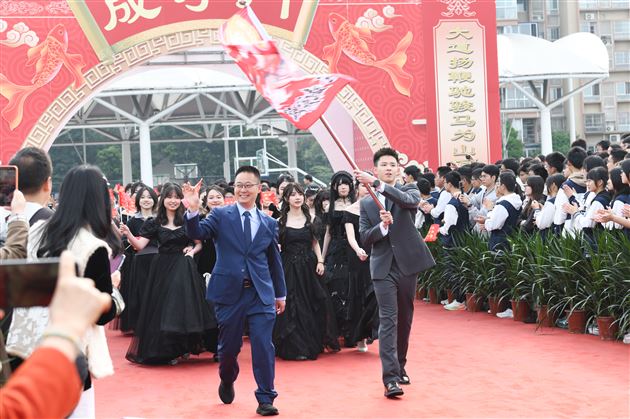 壮观天地，与立苍穹 —— 记棠外高 2026 届高三成人典礼