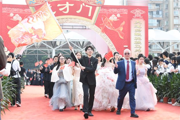 壮观天地，与立苍穹 —— 记棠外高 2026 届高三成人典礼