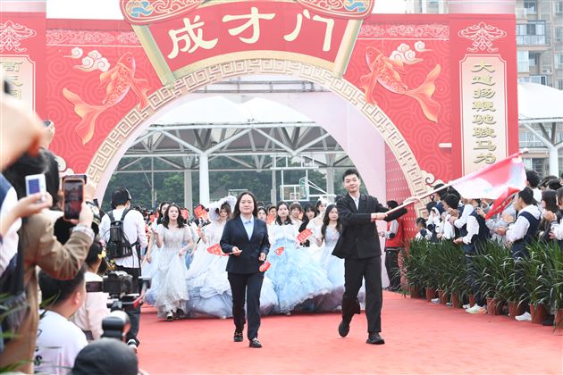 壮观天地，与立苍穹 —— 记棠外高 2026 届高三成人典礼