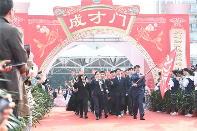 壮观天地，与立苍穹 —— 记棠外高 2026 届高三成人典礼