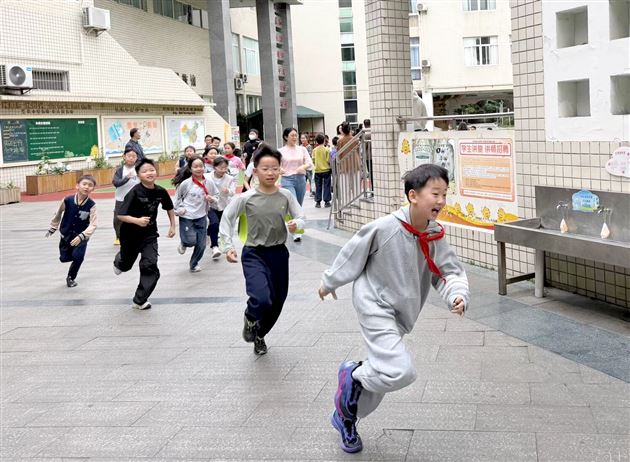 棠外附小成功举行教学区紧急疏散演练