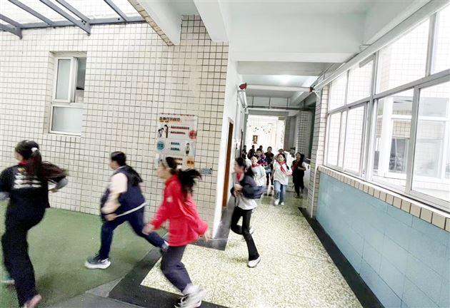 棠外附小成功举行教学区紧急疏散演练