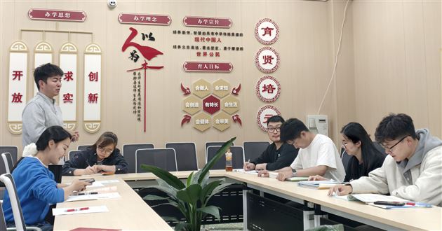 棠外高中班主任名师工作坊开展“积极心理学视角下的修身班会课实践探索”研讨活动 