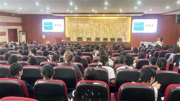 棠外初中开展“花开有时，成长有道”青春期性教育主题讲座