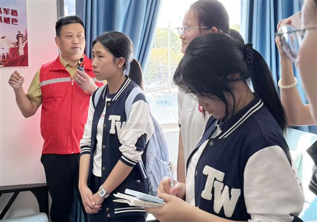 棠外高2025级学子在实践中读懂基层治理