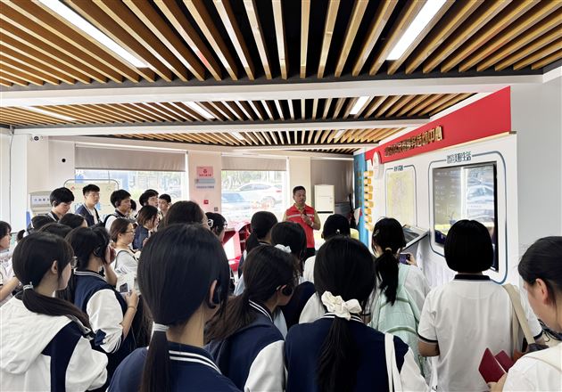 棠外高2025级学子在实践中读懂基层治理