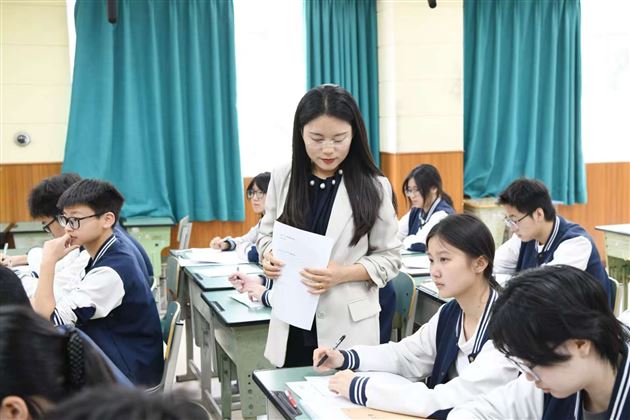 棠外多语种备课组举行教学研讨活动