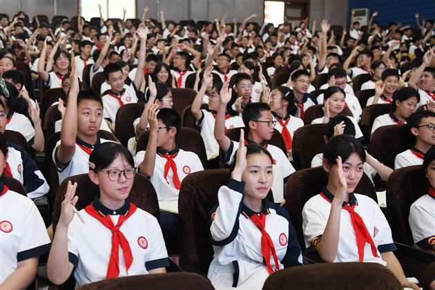 中国科学院老科学家科普演讲团副团长石磊走进棠外初中开展航天科普讲座
