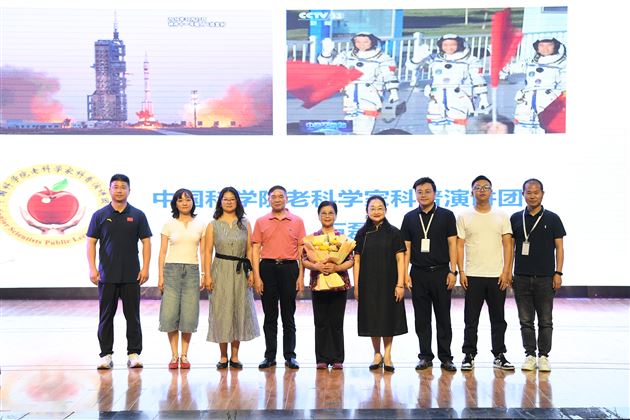 中国科学院老科学家科普演讲团副团长石磊走进棠外初中开展航天科普讲座